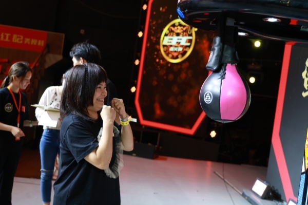 EFC蛮火豹第六期战罢 湘潭伢子易宇轩获67公斤级金腰带